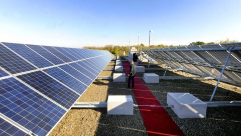 СУНЦЕ ГРЕЈЕ И ЗАРАЂУЈЕ: Нови закон о обновљивим изворима омогућава домаћинствима да стварају енергију