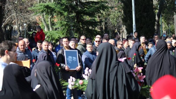 САХРАЊЕН ВЛАДИКА АТАНАСИЈЕ: Погребна поворка прошла улицама Требиња до манастира Тврдош (ФОТО)