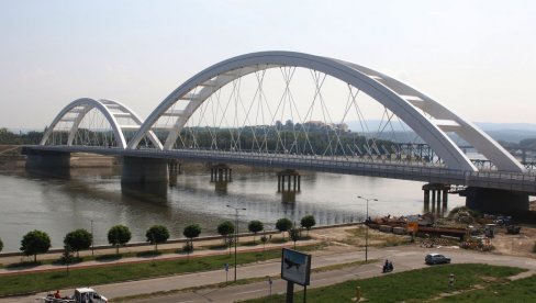НИЈЕ ПОМОГЛА РЕАНИМАЦИЈА: Мушкарац скочио са Жежељевог моста, лекари констатовали смрт