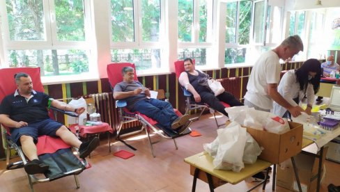 РЕЗЕРВЕ СМАЊЕНЕ: Апел грађанима да дају крв - Ево које крвне групе недостају