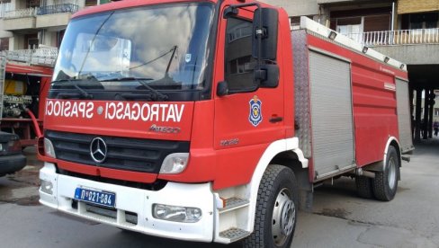 AUTOBUS SLETEO SA PUTA U VARVARINU: Putnici ostali zarobljeni u vozilu, intervenisali vatrogasci