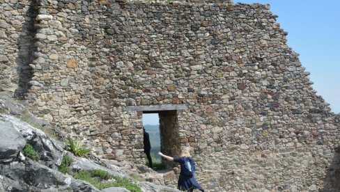PRELEPA SRBIJA IMA I OVU TVRĐAVU: Građevina iz 12. veka, na 922 metra nadmorske visine, bila je letnja vila kneza Lazara(FOTO,VIDEO)