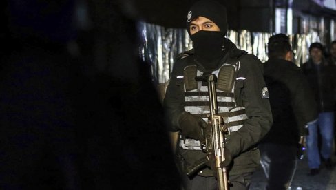 OTEO ZAPOSLENE U FABRICI: Naoružani napadač opasan eksplozivom kidnapovao radnike u znak protesta