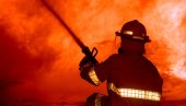 GORI MESARA NA NOVOM BEOGRADU: Plamen buknuo iz dimnjaka, zahvatio i deo krova