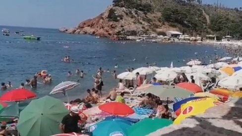 STRAŠNA NEKULTURA: Snimak sa plaže u Sutomoru razbesneo javnost, svi se pitaju ko je kriv - domaći ili turisti? (VIDEO)