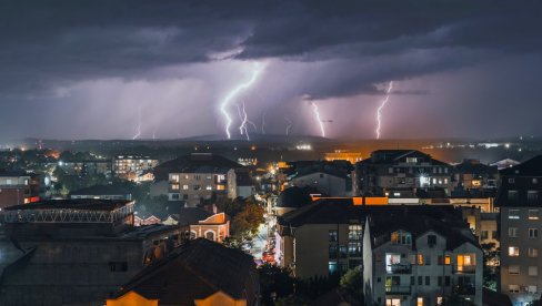 PO PODNE STIŽU PLJUSKOVI I GRMLJAVINA: U Beogradu moguće oluje i nepogode