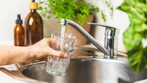 BRITANCI PIJU KANCEROGENU VODU: Supstanca pronađena u uzorcima pijaće vode u Engleskoj označena kao opasna od SZO