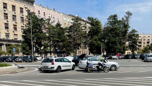 SUDAR NA TRGU NIKOLE PAŠIĆA: Čukanje tri automobila u blizini Doma Narodne skupštine