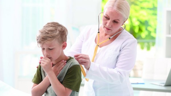 РАСТЕ БРОЈ ОБОЛЕЛЕ ДЕЦЕ: Симптоми слични грипу - родитељи на ово да обрате посебну пажњу