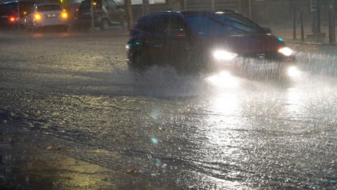 СНАЖНО НЕВРЕМЕ У АНКАРИ: Делови улица под водом, проблеми у саобраћају