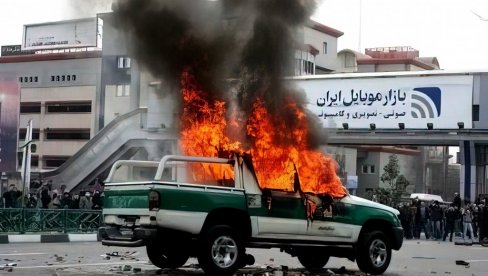 ЈЕДАН ОД НАПАДАЧА УБИЈЕН, ДРУГИ У БЕКСТВУ: Нови детаљи терористичког напада у џамији у Ирану