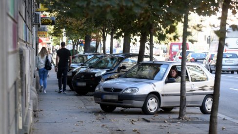 DOKLE VIŠE? Beograđani razbesneli komšije novom taktikom za čuvanje mesta na parkingu (FOTO)