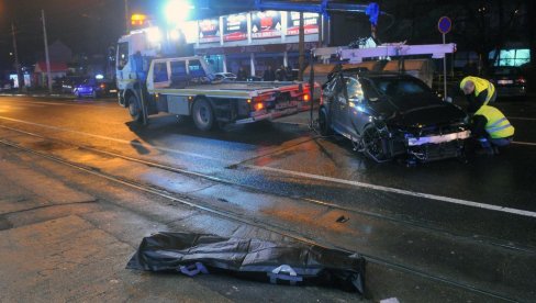 AUTO IZLETEO VAN KOLOVOZA, PA UDARIO U BETONSKU BANDERU: Vozač preminuo na licu mesta