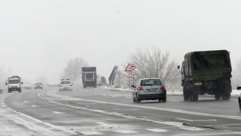 ВОЗАЧИ, ОПРЕЗ: Снег, магла и поледица на појединим путним правцима у Србији
