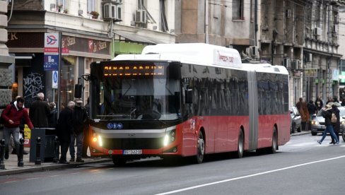 PRAZNIČNA EUFORIJA STIGLA U PRESTONICU: Vozač autobusa jednim potezom oduševio sve (FOTO)