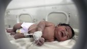 КОНАЧНО У РОДИТЕЉСКОМ ЗАГРЉАЈУ И ТОПЛОМ ДОМУ: Напокон усвојена беба пронађена испод рушевина у Сирији