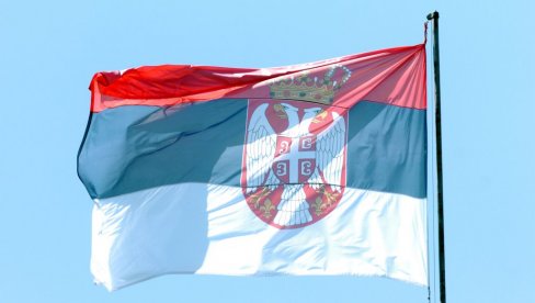 Palio zastavu Srbije za vreme Dana žalosti