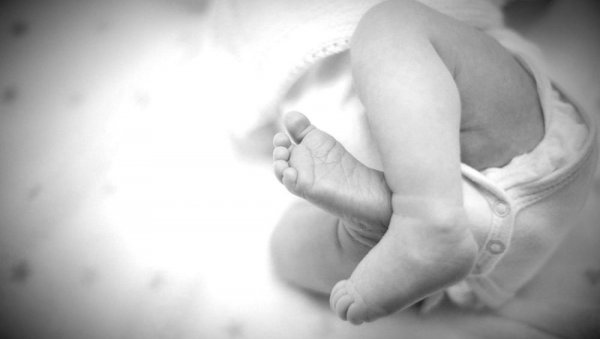 ТРАГЕДИЈА: Родитељи затекли мртву бебу у кревецу, сумња се да је ово узрок смрти