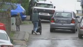 TROTOAR PREUZAK I ZA PEŠAKE: Česta slika u Mirijevu da bebi-kolica majke voze po kolovozu jer nemaju kud