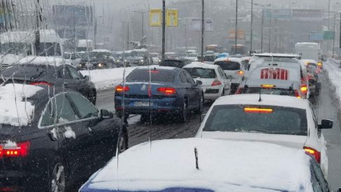 AUTOMOBILI SE JEDVA KREĆU, TRAMVAJI ZAUSTAVLJENI: Sneg napravio saobraćajni kolaps širom Beograda (FOTO)