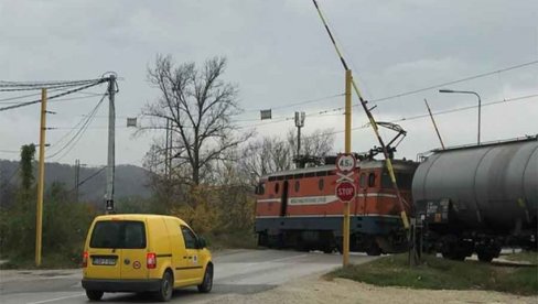 KAMION PROBIO RAMPU PA UDARIO U VOZ: Troje ljudi povređeno u nesreći kod Sremske Mitrovice