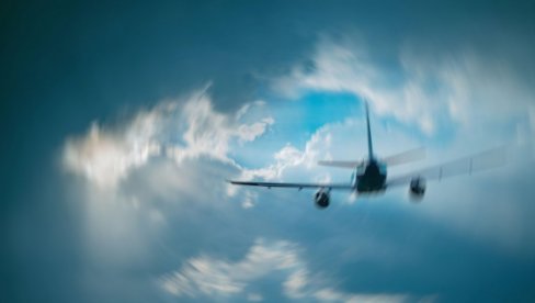 SAD: Pilot koji nije bio na dužnosti pokušao da sruši putnički avion