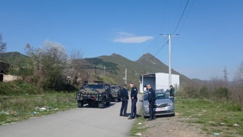 NA NEKIM MESTIMA BEZ IJEDNOG GLASAČA: Biračka mesta na severu Kosova i Metohije – novinarske ekipe, policija, KFOR i prazne kutije (FOTO)