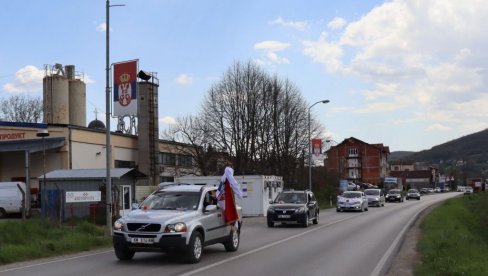 SA TROBOJKOM NA ČELU KOLONE: Srbi ne haju za Kurtijeve izbore - u Leposaviću danas svadba (FOTO)
