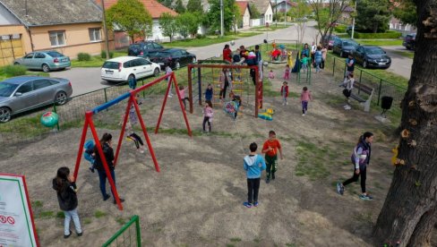 MISLE NA NAJMLAĐE: Somborski mališani dobili novo dečje igralište