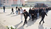 SOLIDARNOST SA SEVERA KIM: Deca iz Leposavića i Mitrovice odaju počast ubijenim drugarima iz Beograda (FOTO)