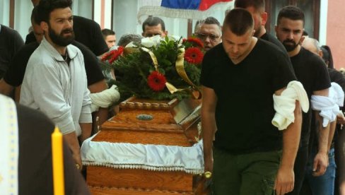 SINE, EVO TI IDE UČITELJICA: Potresna scena na sahrani mladića ubijenih u Malom Orašju