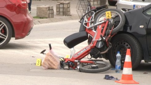 СУДАР ТАКСИЈА И МОПЕДА: Мотоциклиста пао и задобиo повреде