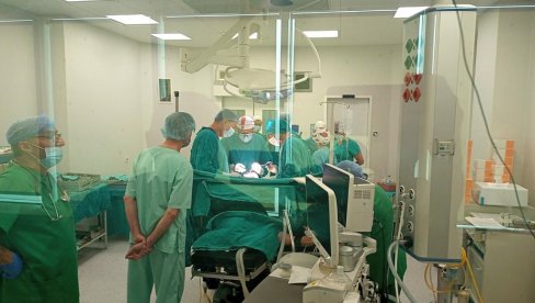 ВЕШТАЧКО КОЛЕНО ЗА СИГУРНЕ КОРАКЕ: Пионирски оперативни захват на ортопедији ЗЦ Врање
