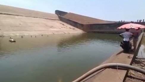 ČEGA SE SVE LJUDI NEĆE SETITI: Vladin zvaničnik ispumpao vodu iz jezera, da bi našao svoj telefon (VIDEO)