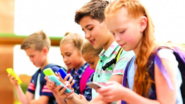 УЧИТЕЉИ И УЧЕНИЦИ У ХРВАТСКОЈ САГЛАСНИ: Забранити мобилне телефоне у школама