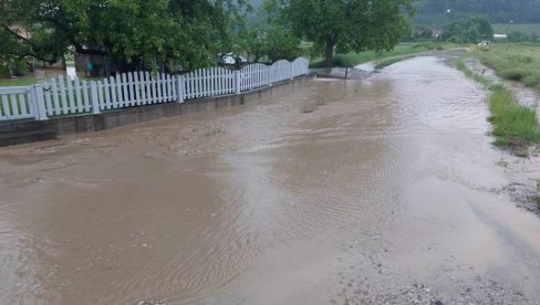 POPLAVE POD MAJEVICOM: U Ugljeviku zbog obilnih padavina domaćinstva i deo puteva pod vodom