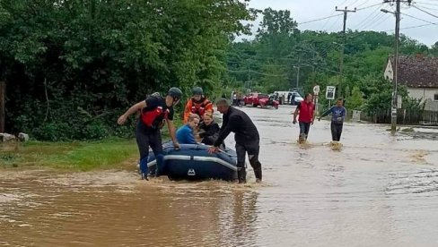 VANREDNA SITUACIJA U ŠEST OPŠTINA: Poplave napravile haos, u okolini Šapca evakuisano 26 osoba među kojima su i deca (FOTO)