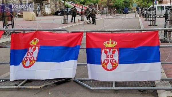 ДЕВЕТИ ДАН МИРНИХ ПРОТЕСТА: Срби се и данас окупљају код Општине Звечан