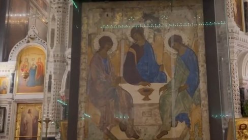VELIKA PRAVOSLAVNA SVETINJA PRED VERNICIMA: Ikona Trojstvo preneta u hram u Moskvi, veliki broj ljudi čeka da se pokloni (VIDEO)
