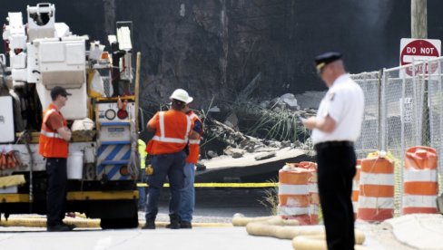 СЛУЧАЈНО ИЗБЕГНУТА СТРАХОВИТА НЕСРЕЋА: Срушио се део ауто-пута у Филаделфији (ВИДЕО/ФОТО)