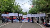 NEĆE NAS SLOMITI KURTIJEV KAZAMAT: Srbi okupljeni ispred opštine Zvečan uputili poruke međunarodnoj zajednici (FOTO)