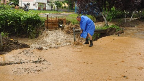 У НЕБО ГЛЕДА 26 ГРАДОВА И ОПШТИНА: Широм Србије санирају штете од поплавa и невремена (ФОТО/ВИДЕО)