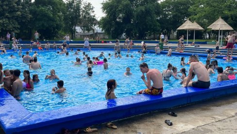 ОТВОРИЛИ СЕЗОНУ: У Зрњанину први дан купања на базенима - бесплатан