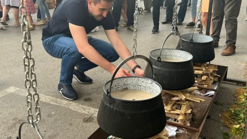UŽIVANJE ZA SVA ČULA: Somborski kotlić okupio veliki broj posetilaca