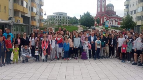 ГРАДЕ ТРАЈНА ПРИЈАТЕЉСТВА: Емотиван дочек деце са Косова и Метохије  у Источном Сарајеву
