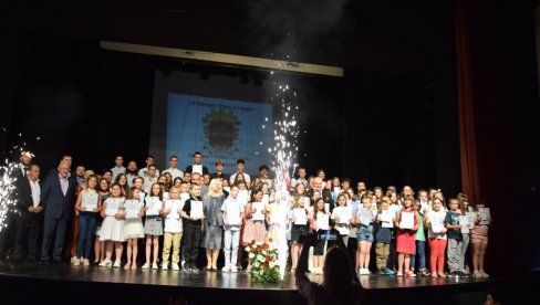 KOVERTE ZA POBEDNIKE: Jagodina nagradila 104 najuspešnija učenika
