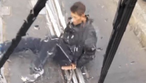 СТРАШНА СЦЕНА У БУЛЕВАРУ КРАЉА АЛЕКСАНДРА: Човек легао на шине и чекао да га прегази трамвај, полиција одмах реаговала (ВИДЕО)