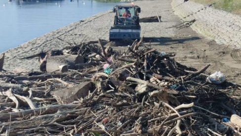 ŠETALIŠTE DANIMA BILO PUNO OTPADA: Zemunski kej očišćen od smeća nanetog posle velikog vodostaja Dunava
