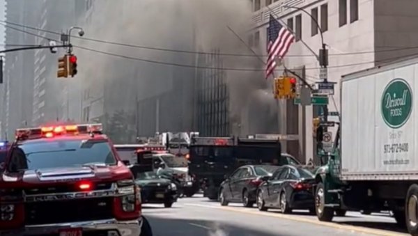 ГОРИ ЗГРАДА ТIFFANY & CO : Велики број ватрогасаца изашао на Пету авенију (ВИДЕО)