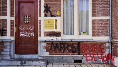 NAPADNUTA AMBASADA BELORUSIJE U HAGU: Napadači zidove zgrade ofarbali crno-crvenim grafitima (VIDEO)